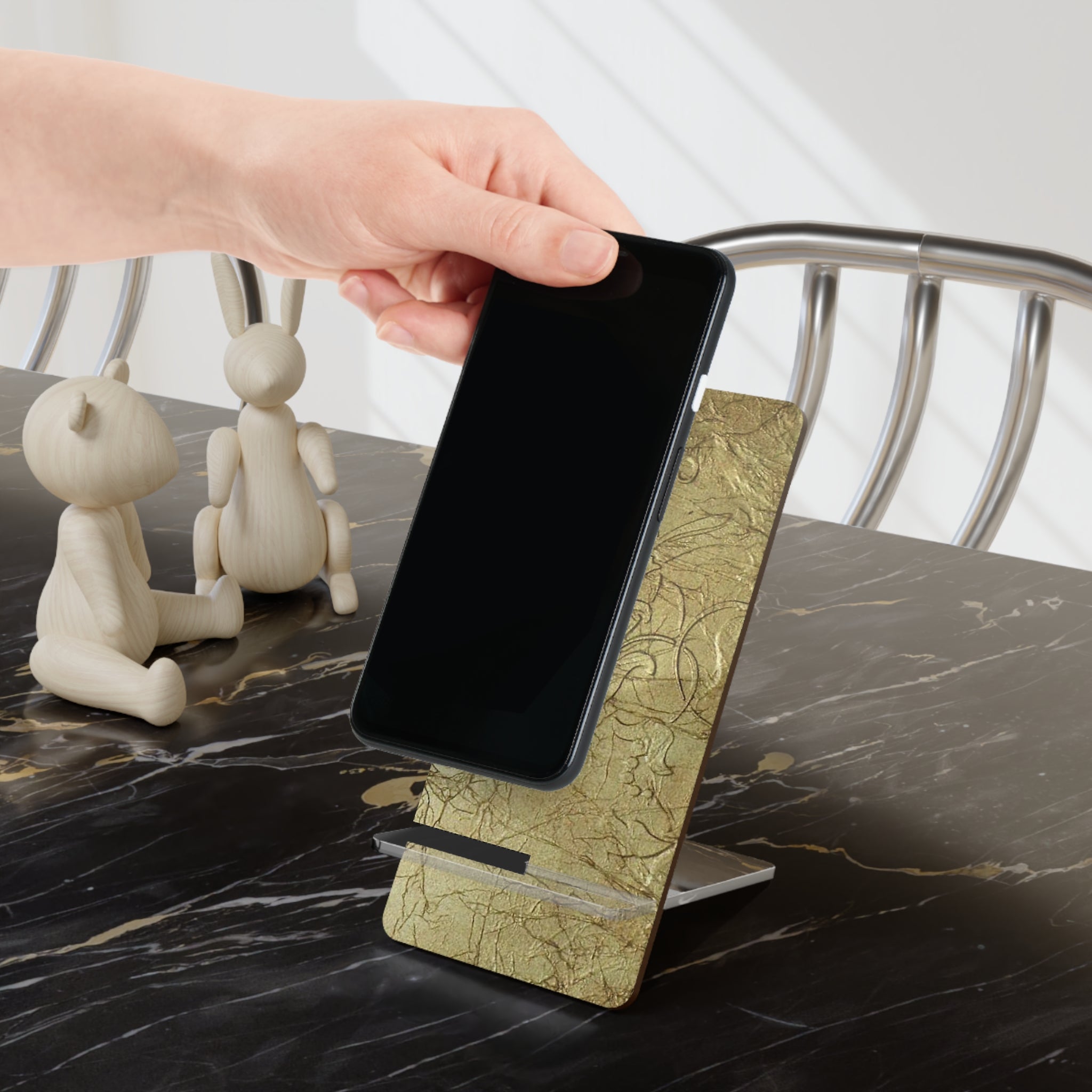 Chic Smartphone Stand - Gold Scroll